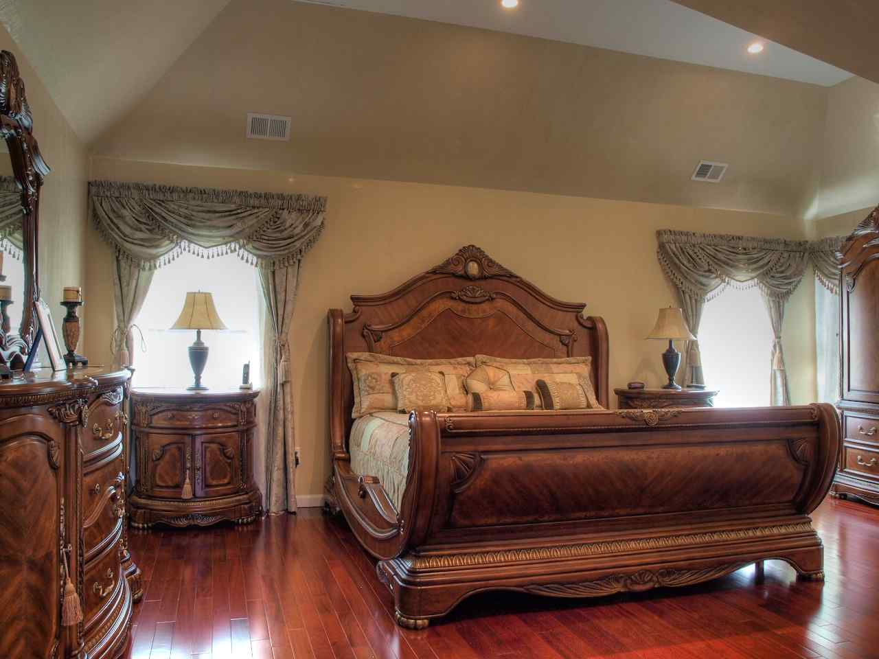 resized-2349823-Master Bedroom2.jpg